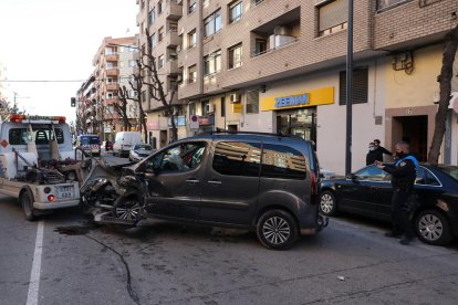 Uno de los vehículos implicados en el choque ayer en Pardinyes. 