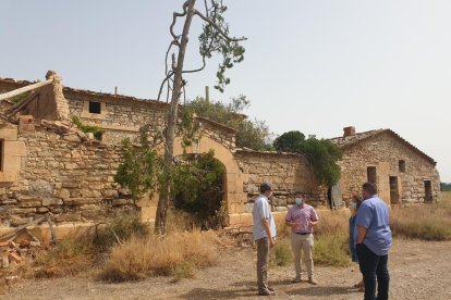 La visita que se hizo ayer a la casa de Vallmanya en Alcarràs.