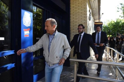 El consejero delegado del Huesca, Petón, ayer al ir a declarar.