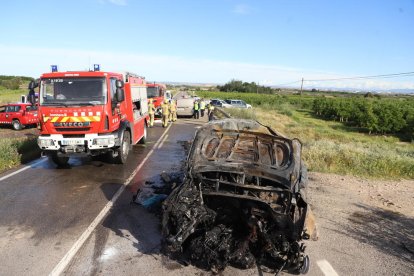 El cotxe que conduïa el jove que va resultar ferit greu va quedar completament calcinat.