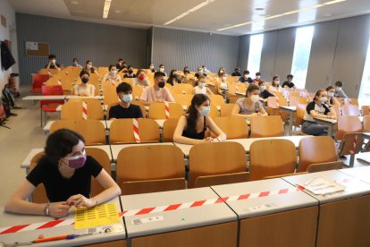 Alumnes que afronten la selectivitat, en una aula de la UdL.