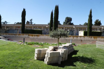 Monumento dedicado a las víctimas del coronavirus en el cementerio de Lleida.