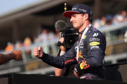 Max Verstappen celebra la pole després de la carrera a l’esprint.