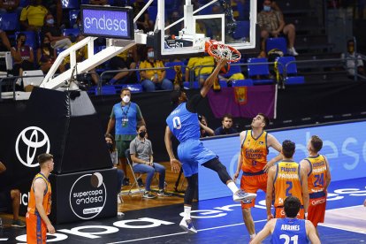 Brandon Davies machaca el aro rival durante el encuentro de semifinales de la Supercopa.