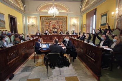 Momento en el que PSC, PP y los concejales no adscritos votan en contra del presupuesto de 2022. 