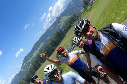 Marc Márquez y sus acompañantes de escapada ciclista en Austria.