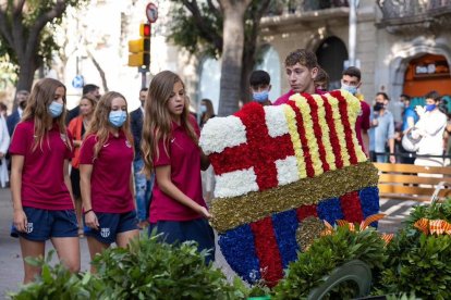 Los canteranos del FC Barcelona se encargaron de depositar la ofrenda floral del club.