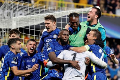 Los jugadores del Chelsea celebran el título tras el penalti detenido por Kepa.