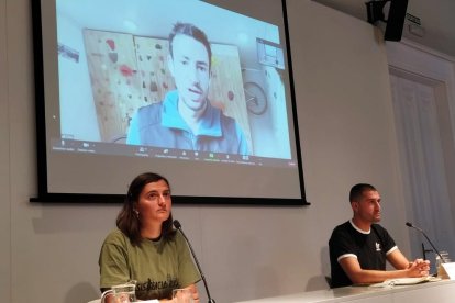 Kilian Jornet, durant la seua intervenció telemàtica, darrere d’Emma Rojas i Bernat Lavaquiol.