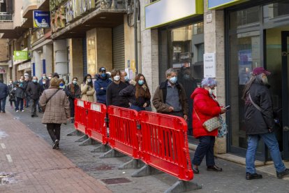 Persones fent cua ahir per vacunar-se al nou espai de l’avinguda de les Garrigues.