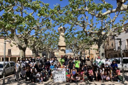 Fotografía de grupo de los más de 60 inscritos en la jornada de limpieza que se llevó a cabo en el municipio de Verdú bajo la agrupación Fòrum Verduní. 