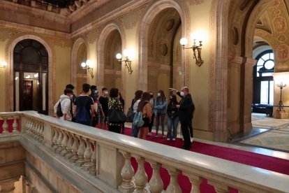 Uno de los grupos de alumnos del instituto Almatà de Balaguer, ayer en el Parlament. 