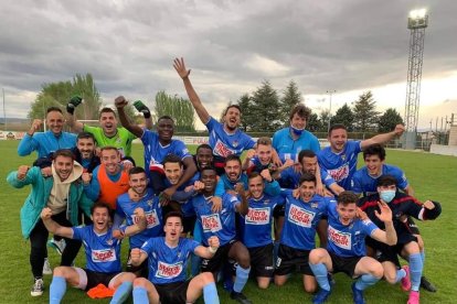 La plantilla del Binéfar celebra la clasificación para el play off.