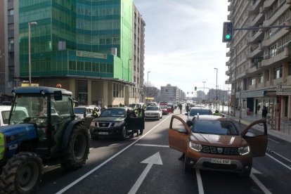 Una sesentena de vehículos recorrieron el centro de Lleida para exigir ayudas directas  a los olivos.