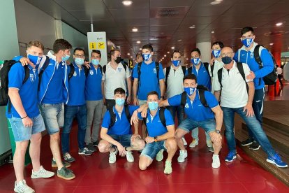 La plantilla llistada, minuts abans d’agafar ahir a la tarda l’avió a l’aeroport del Prat.