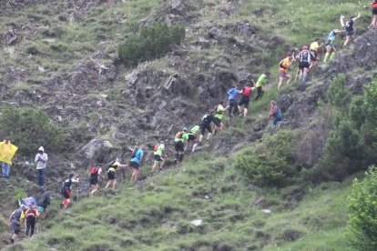 Los corredores, en plena ascensión al Monteixo, en una edición anterior.