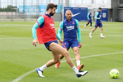 Piqué i Braithwaite ahir durant la sessió d’entrenament abans de jugar avui contra el Llevant.