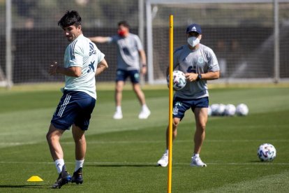 Carlos Soler, davant de Luis Enrique, durant un entrenament.