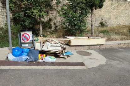 Basura junto a una papelera en las calles de Cervera.