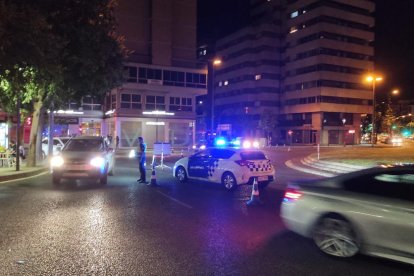 Imatge d’un control de la Guàrdia Urbana a la plaça Europa.