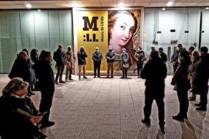 Concentración de protesta ayer de la Plataforma d’Entitats Culturals frente al Museu de Lleida.