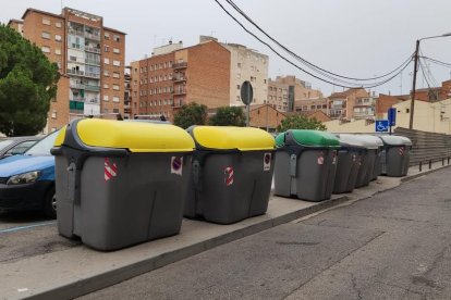 Los contenedores que bloquean el paso a los peatones.