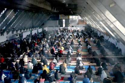 Imagen del interior del Palau de Vidre ayer al mediodía durante el rezo musulmán. 