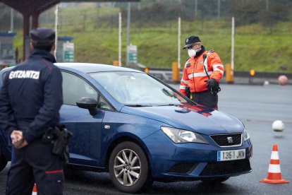 Control de movilidad ayer en el peaje de Iurreta, en Bizkaia, para que se cumplan las restricciones.