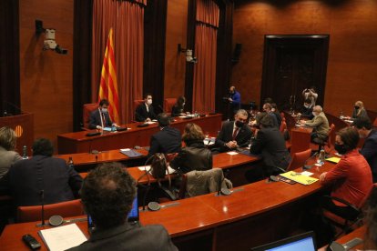 Un momento de la reunión de la Mesa de Partidos, celebrada ayer en el Parlament. 