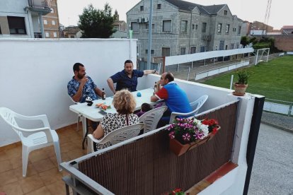 Sandra Gòdia este verano compartiendo una cena al fresco.