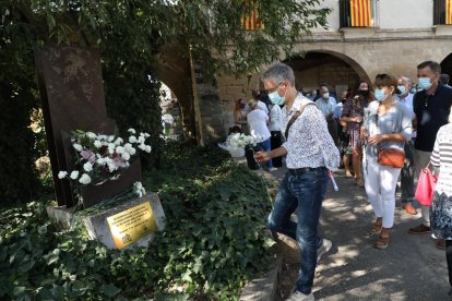 La ofrenda de claveles en el monumento en memoria de las víctimas.