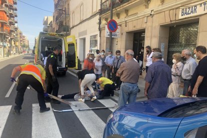 Moment de l’evacuació d’una de les ferides.