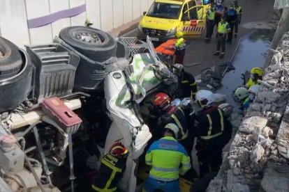 Una formigonera bolca sobre turisme en caure des de 3 metres d'altura