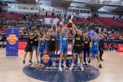 Las jugadoras del Cadí La Seu celebran el título de campeonas de la Lliga Catalana Femenina después de superar al Girona en el Nou Congost de Manresa.