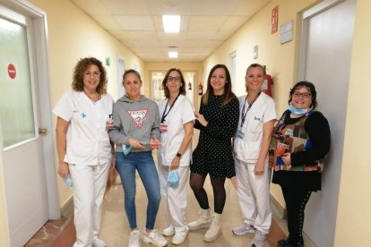 Foto de familia del equipo galardonado por su plan de mejora de la atención al paciente.