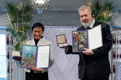 Maria Ressa i Dmitri Muràtov, al rebre les medalles.