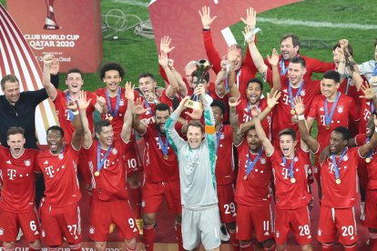 Los jugadores del Bayern celebran su sexto título en un año.