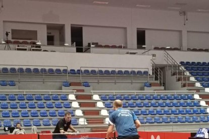 Viktor Brodd, jugador del Borges, durant el segon partit davant de l’hongarès Lehel Demeter.