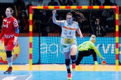 Carmen Martín celebra un gol de penal durant el partit d’ahir contra Croàcia a Torrevella.