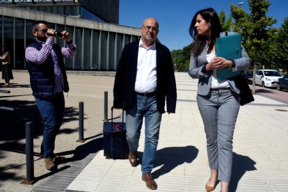 Juan Carlos Galindo, ayer a su salida del juzgado de Huesca.