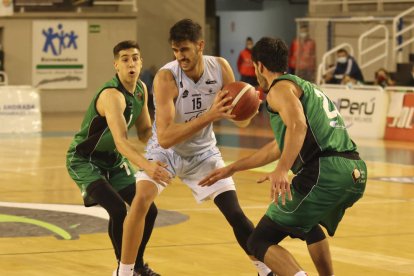 Ignacio Rosa, rodeado por Mateo Díaz y Dukan, cuajó un gran partido y fue determinante en el último periodo. 