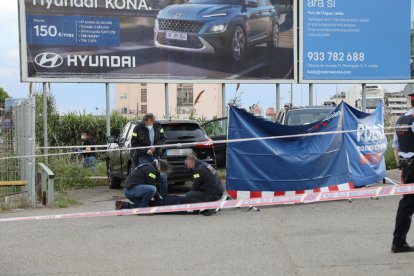 Agentes de investigación de los Mossos d’Esquadra tras hallar el cadáver. 