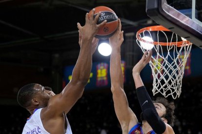 Sertac Sanli tapona una acció del madridista Yabusele.