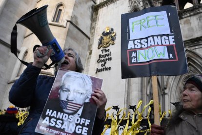 Defensores de Assange, a las puertas del tribunal en Londres.