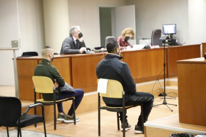 Autor y víctima, durante el juicio en la Audiencia el pasado día 3. 