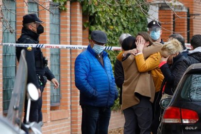 Las muestras de dolor a las puertas del edificio donde fue asesinada la mujer fueron constantes.