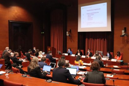 Laura Vilagrà explicant ahir davant de la Comissió d’Afers Institucionals els pressupostos catalans.