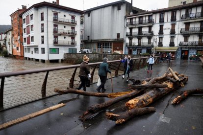 Vista de los restos arrastrados a un puente por el río Oria a su paso por Andoain (Gipuzkoa).