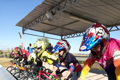 Los alumnos pudieron disfrutar de la adrenalina de una carrera de BTT.