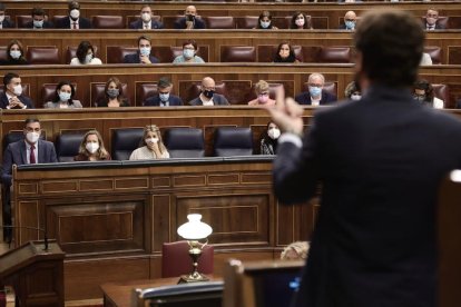 Casado, en un dels seus enfrontaments amb Sánchez ahir en la sessió al Congrés.